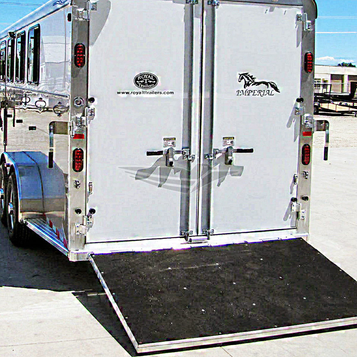 Aluminum horse trailer rear load ramp with textured rubber anti-slip matting